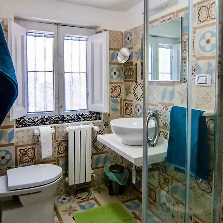 לינה וארוחת בוקר Casa Titina 2*